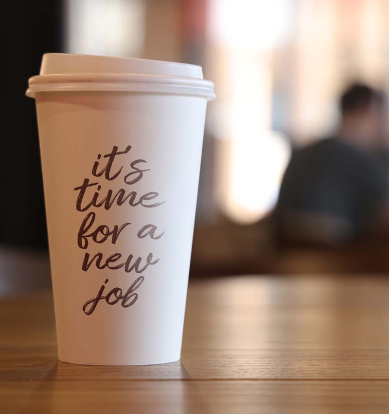 Ein Kaffeebecher mit der Aufschrift: It's time for a new job