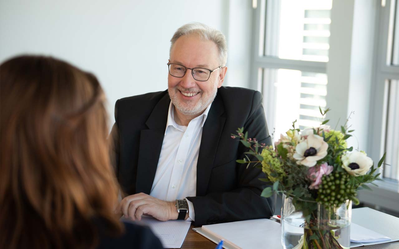 Horst Schreier und eine Mandatin bei einer steuerlichen Beratung