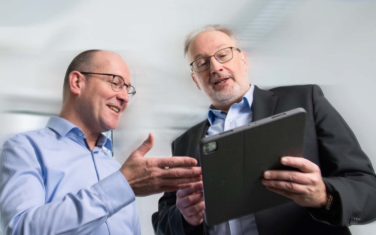 Florian Ebner zeigt Horst Schreier eine Berechnung auf dem Tablet